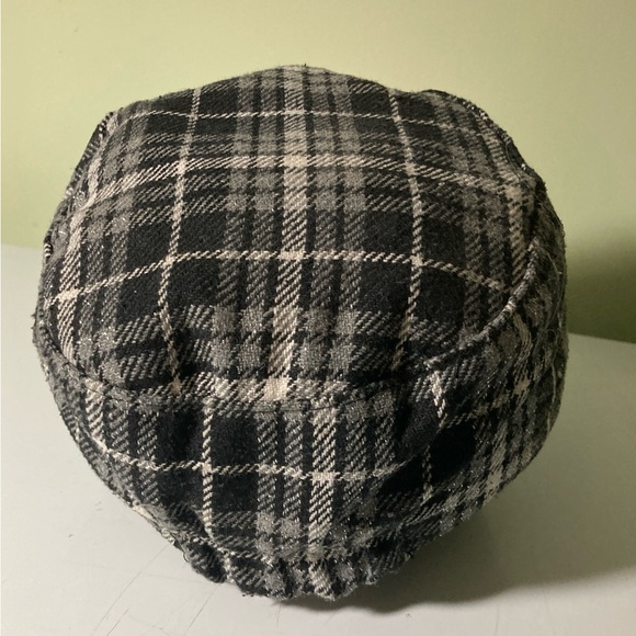 Stylish Black and White Plaid Cap - Picture 4 of 7